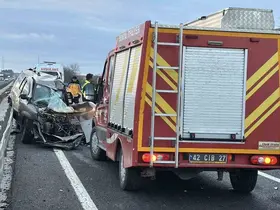 Refüje çarpan hafif ticari araç ile tır çarpıştı: 1 ölü
