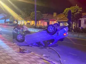 Refüje çarpan otomobil ters döndü: 2 yaralı
