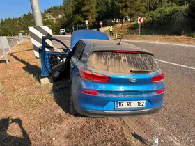 Refüje çarpan otomobildeki 2’si çocuk 4 kişi yaralandı
