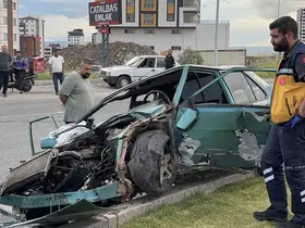 Refüje çıkan otomobil hurdaya döndü: 1’i ağır 4 yaralı
