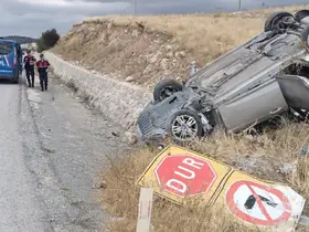 Refüje devrilen otomobilde 2 kişi yaralandı
