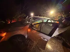 Refüje uçan otomobildeki 3 kişi yaralandı
