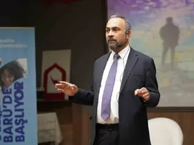 Rektör Akkaya lise öğrencilerine etkili dinleme yöntemlerini anlattı
