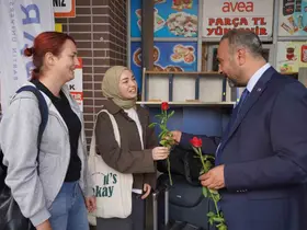 Rektör Akkaya yeni öğrencileri otogarda karşıladı
