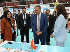 Rektör Akpolat, İpek Yolu Kariyer Fuarı’ndaki stantları ziyaret etti
