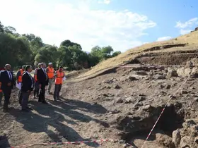 Rektör Hacımüftüoğlu, Parmaksız Kale höyük kazı alanında incelemelerde bulundu
