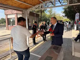 Rektör Prof. Dr. Göktaş öğrencileri çiçeklerle karşıladı
