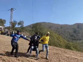 Renkli festivalde kısa süreli korku: Paraşütçü kayaya çarptı
