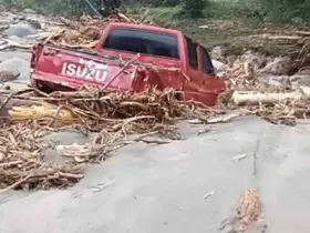 Rize’de 2 araç sel sularına kapıldı
