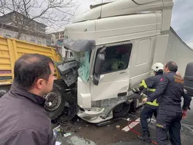 Rize’de arıza yaptığı için park halinde olan tıra başka bir tır çarptı: 1’i ağır 4 yaralı
