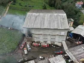 Rize’de çay fabrikasının ambalaj deposunda yangın
