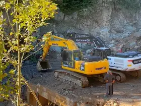 Rize’de sel ve heyelanlar sonrası riskli kayalara ilginç temizlik
