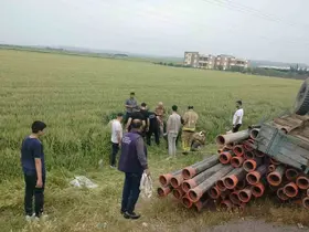 Römork devrildi, 4 kişi tarlaya uçtu
