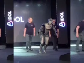 Rusya’da yapay zekalı insansı robotu tanıtım sırasında yere düştü

