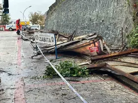 Rüzgar açık hava reklam tabelalarını yerle bir etti
