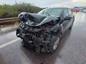 Rüzgar gülü gövdesi taşıyan tıra otomobil arkadan çarptı 4 yaralı
