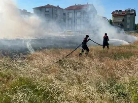 Rüzgarın etkisiyle büyüyen ot yangını evlere ulaşmadan söndürüldü
