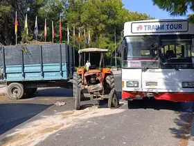 Safari için yolcu toplayan otobüs ile otelden çıkan traktör çarpıştı: 1’i turist 2 yaralı
