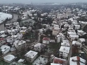 Safranbolu’da kar yağışı tarihi yapıların çatılarını beyaza bürüdü
