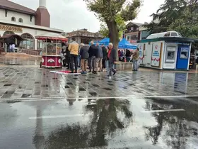 Sağanak altında cuma namazı

