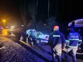 Sağanak sonrası çamura saplanan araç mahsur kaldı

