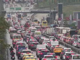 Sağanak yağış İstanbul trafiğini kilitledi
