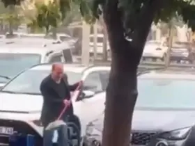 Sağanak yağmur altında arabasını yıkadı

