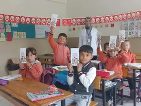 Sağlık ekipleri okul okul gezip hijyeni anlattı
