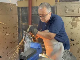 Sağlık memuru hurdayı sanat eserlerine dönüştürüyor
