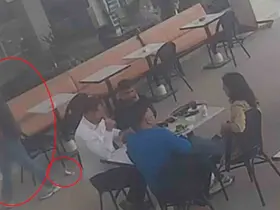 Sahilde aradığı parasını kafede düşüren vatandaşın o anları kameraya yansıdı

