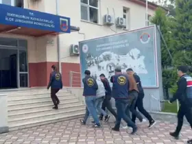 Sahte kimlikle kendini savcı ve polis olarak tanıtan dolandırıcıları aç gözlülükleri ele verdi
