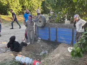 Sakarya’da fındık işçilerini taşıyan traktör devrildi: 18 yaralı
