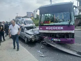 Sakarya’da halk otobüsü ile otomobil çarpıştı: 6 yaralı