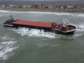 Sakarya’da karaya oturan gemi havadan görüntülendi
