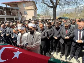 Saldırıda öğrencilerine siper olan öğretmen, gözyaşlarıyla son yolculuğuna uğurlandı