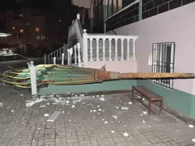 Salihli’yi fırtına vurdu: Minarenin külahı koptu, çok sayıda ağaç devrildi
