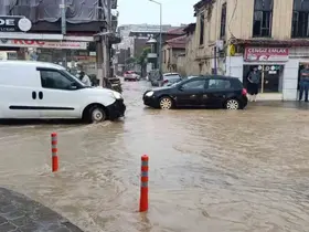 Salihli’yi sağanak vurdu, çok sayıda ev ve iş yeri su altında kaldı
