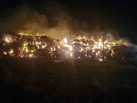 Saman balyaları alevlere teslim oldu: Yaklaşık 2 bin balya kül oldu
