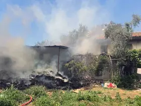 Saman balyalarından başlayan yangın eve sıçradı
