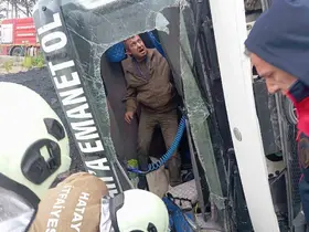 Samandağ’da devrilen tırın sürücüsü yaralandı
