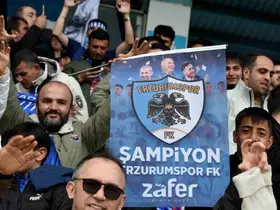 Şampiyon taraftarlara bayrak ve poster jesti
