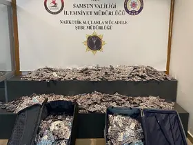 Samsun polisi otogardaki valizlerden 55 bin 860 uyuşturucu hap ele geçirdi
