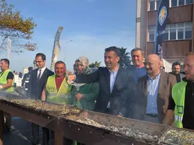 Samsun Yakakent’te Hamsi Festivali’ne yoğun ilgi: 2 saatte 3 ton hamsi tükendi
