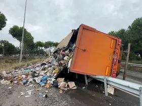Samsun’da çöp yüklü tır devrildi, çöpler yola savruldu
