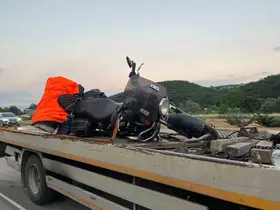 Samsun’da köpeğe çarpan motosikletteki sürücü ve yolcu yaralandı
