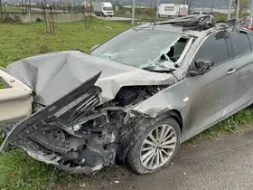 Samsun’da otomobil kamyonete çarpıp bariyere girdi: 3 yaralı
