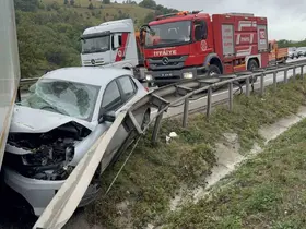 Samsun’da otomobil tırla çarpıştı: 2 yaralı
