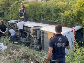 Samsun’da özel halk otobüsü devrildi: 21 yaralı
