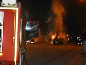 Samsun’da park halindeki otomobil yanarak kullanılamaz hale geldi
