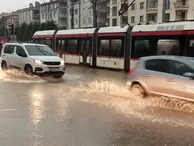 Samsun’da sağanak: Caddeler dere gibi aktı
